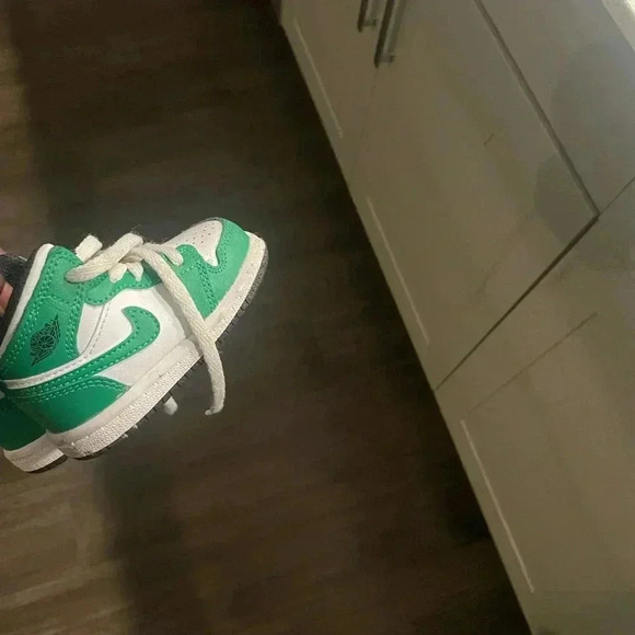 Green and white dunks - Picture 2 of 3